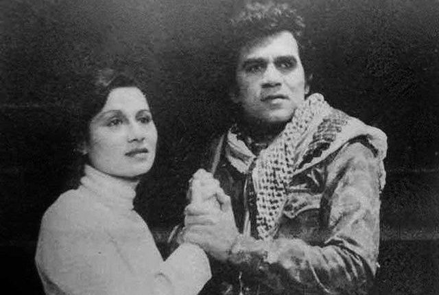 الفنان الراحل قائد النعماني رحمه الله مع الفنانة المبدعة شذى سالم في مشهد تمثيلي من مسرحية المزيفون عام 1978